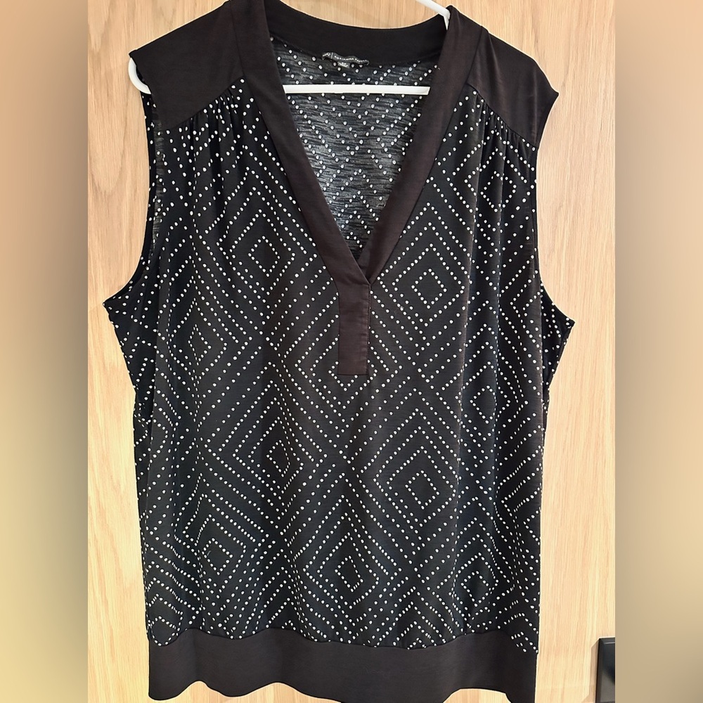Adrianna Pappel knit v-neck sleeveless top — GUC